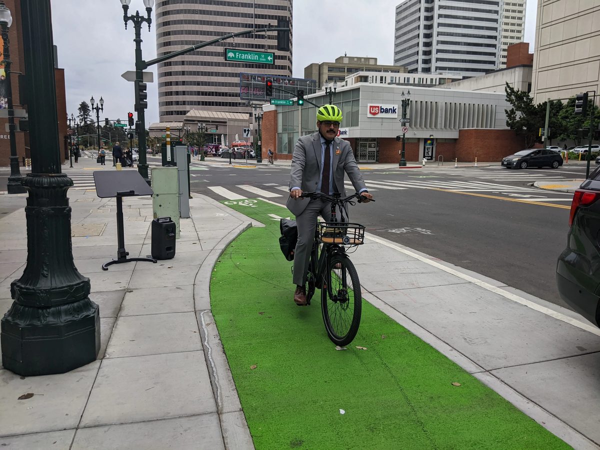 Oakland celebra su nueva ciclovía protegida en la calle 20